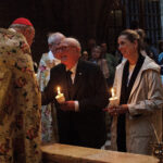 Kardinal Christoph Schönborn begrüßt Obmann Dr. Günter Geyer und die Vorstandsmitglieder Mag. Sonja Brandtmayer und Dr. Wolfgang Feuchtmüller. Dr. Geyer und Mag. Brandtmayer haben Festkerzen in den Händen. Kardinal und Obmann begrüßen einander herzlich.