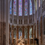 Zu sehen ist der Hochaltar der Kathedrale von Chartres. Der Kirchenraum ist in braun, gold und blau gehalten, der Blickfang ist eine Figurengruppe die den Hochaltar bildet. Copyright: Jean-Christophe BENOIST, CC BY 4.0, via Wikimedia Commons