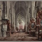 Zu sehen ist eine alte Zeichnung des Stephansdom. Der Blick ist ähnlich wie auf dem Coverin das Mittelschiff gerichtet. Die Seitenaltäre sowie die Kanzel sind in dieser Aufnahme deutlicher, der Hochaltar verschwindet in hellem Licht. Copyright: Photoglob Co., publisher, Public domain, via Wikimedia Commons