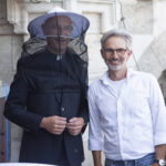 V. l. n. r. Dompfarrer Toni Faber mit Imker Dipl.-Ing. Dr. med. Gregor de Lijzer