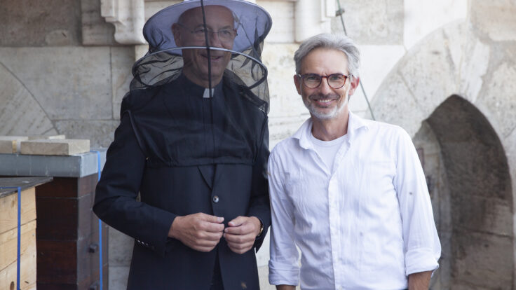 V. l. n. r. Dompfarrer Toni Faber mit Imker Dipl.-Ing. Dr. med. Gregor de Lijzer